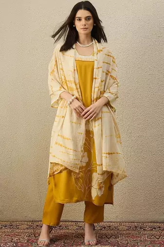 Women Floral Printed Regular Kurta with Trousers & With Dupatta