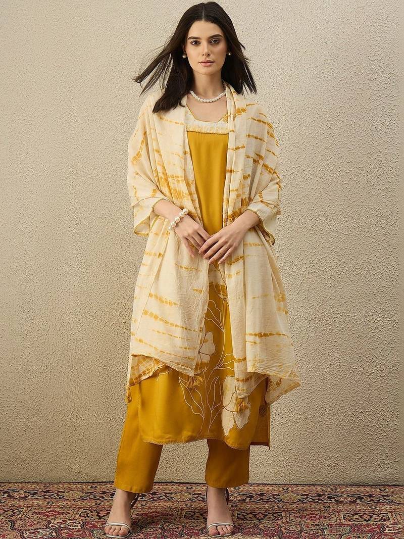 Women Floral Printed Regular Kurta with Trousers & With Dupatta