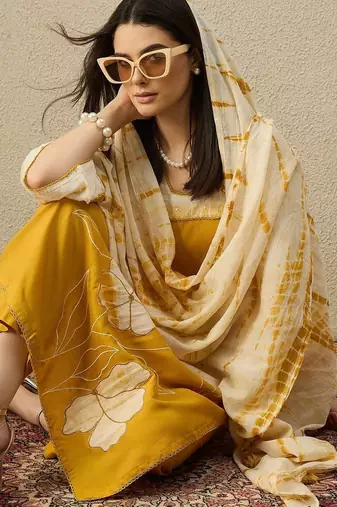 Women Floral Printed Regular Kurta with Trousers & With Dupatta