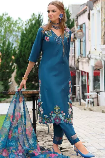 Women Floral Embroidered Regular Thread Work Liva Kurta with Trousers & With Dupatta
