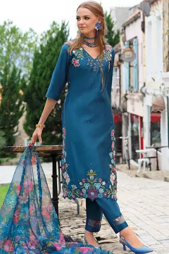 Women Floral Embroidered Regular Thread Work Liva Kurta with Trousers & With Dupatta