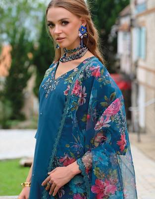 Women Floral Embroidered Regular Thread Work Liva Kurta with Trousers & With Dupatta 2