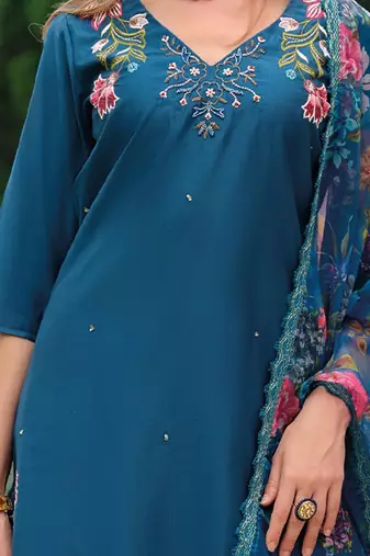 Women Floral Embroidered Regular Thread Work Liva Kurta with Trousers & With Dupatta