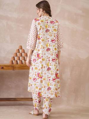 Women Floral Printed Empire  Cotton Kurta with Trousers 3
