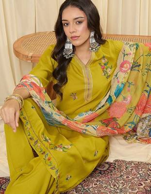 Women Floral Embroidered Regular Thread Work Kurta with Trousers & With Dupatta 2