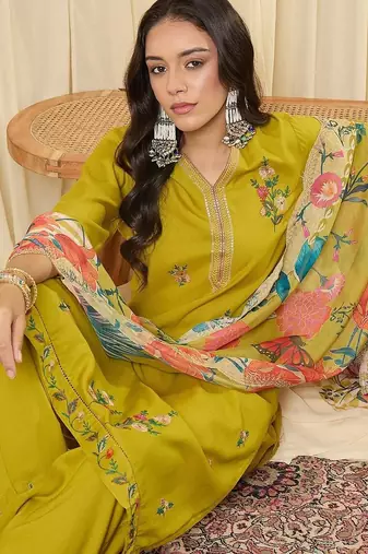 Women Floral Embroidered Regular Thread Work Kurta with Trousers & With Dupatta