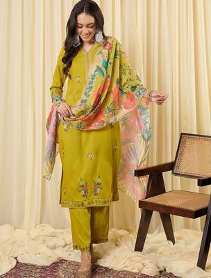 Women Floral Embroidered Regular Thread Work Kurta with Trousers & With Dupatta 4