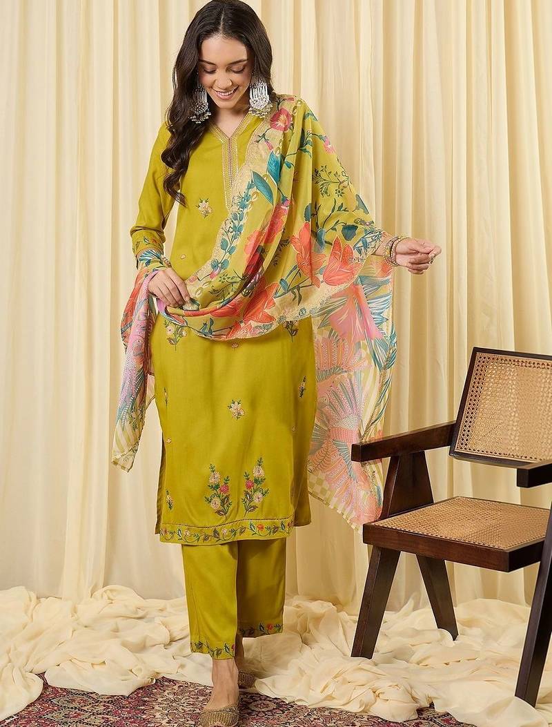 Women Floral Embroidered Regular Thread Work Kurta with Trousers & With Dupatta