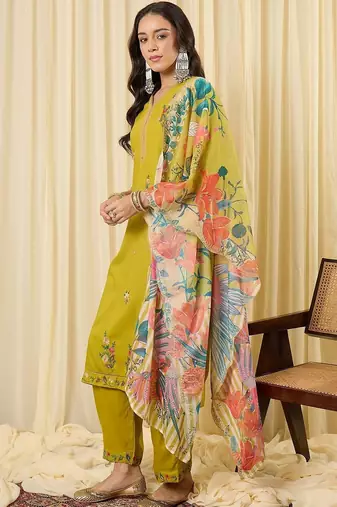 Women Floral Embroidered Regular Thread Work Kurta with Trousers & With Dupatta