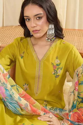 Women Floral Embroidered Regular Thread Work Kurta with Trousers & With Dupatta