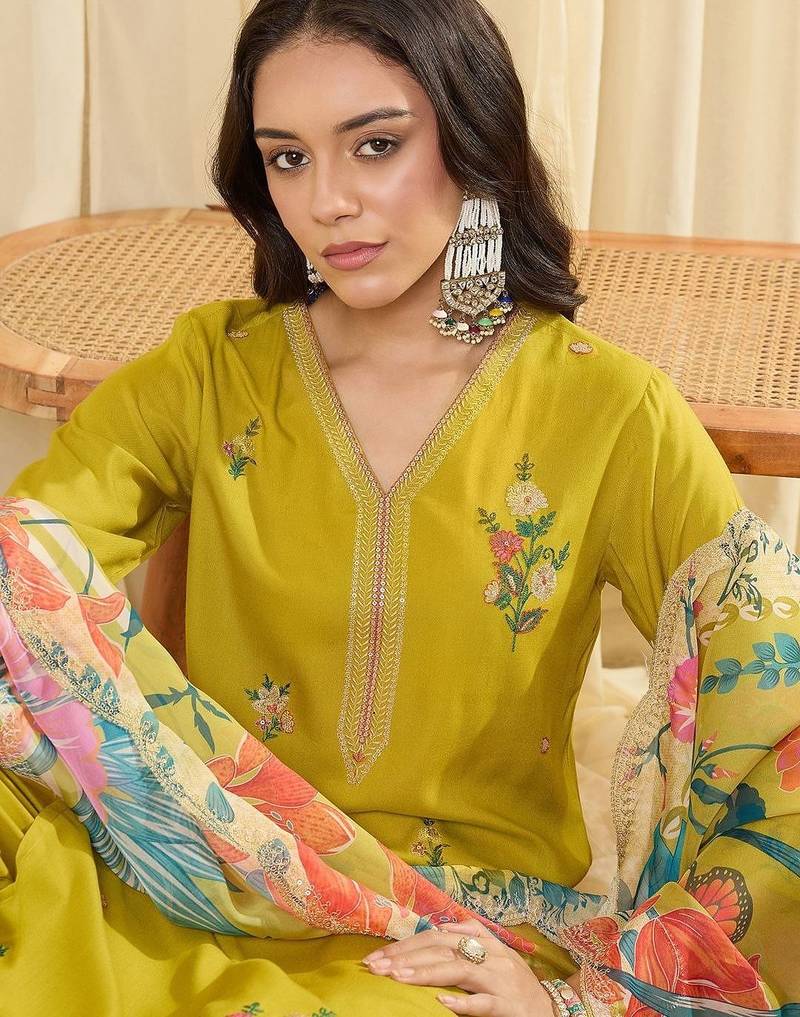 Women Floral Embroidered Regular Thread Work Kurta with Trousers & With Dupatta