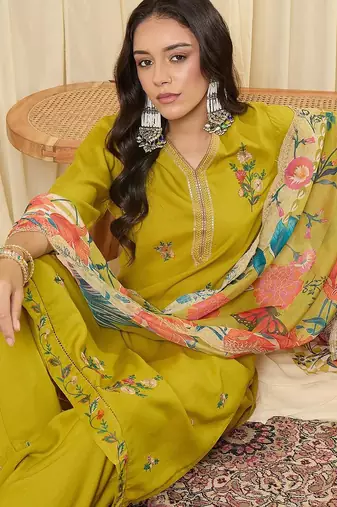 Women Floral Embroidered Regular Thread Work Kurta with Trousers & With Dupatta