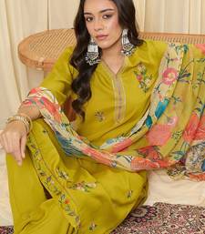 Women Floral Embroidered Regular Thread Work Kurta with Trousers & With Dupatta