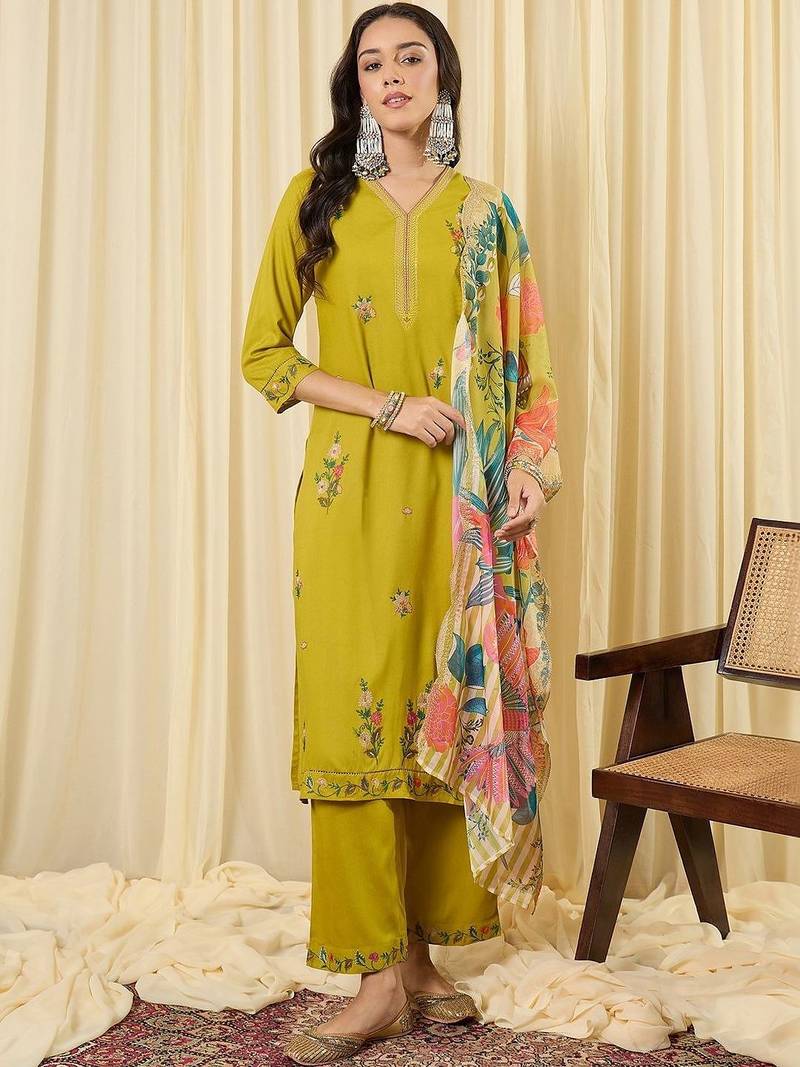 Women Floral Embroidered Regular Thread Work Kurta with Trousers & With Dupatta