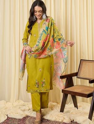 Women Floral Embroidered Regular Thread Work Kurta with Trousers & With Dupatta 4