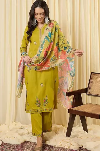 Women Floral Embroidered Regular Thread Work Kurta with Trousers & With Dupatta