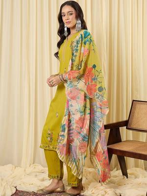 Women Floral Embroidered Regular Thread Work Kurta with Trousers & With Dupatta 5