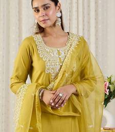Ethnic Motifs Embroidered Thread Work Straight Kurta With Trousers & Dupatta