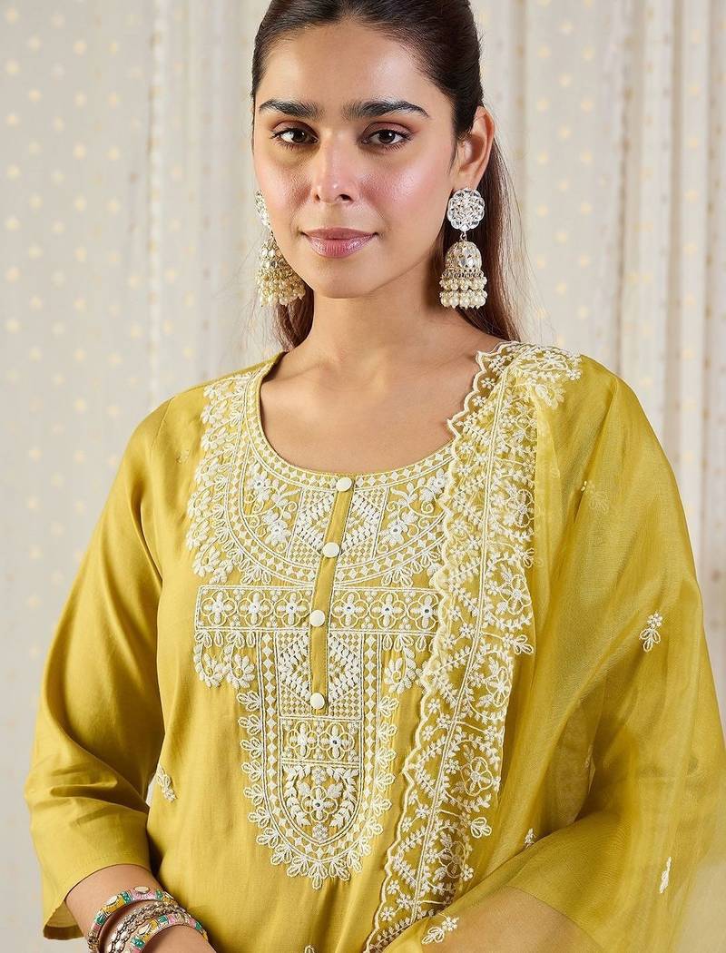 Ethnic Motifs Embroidered Thread Work Straight Kurta With Trousers & Dupatta