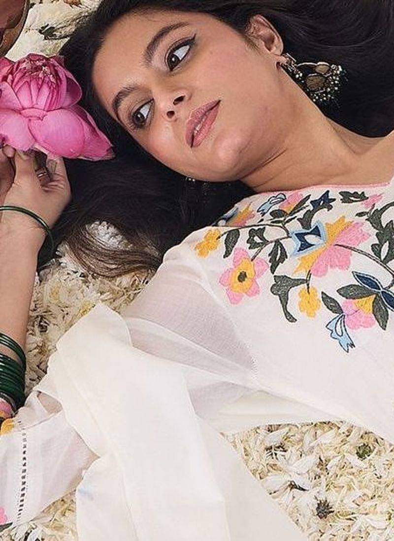 Floral Embroidered Thread Work Pure Cotton Kurta With Trousers & Dupatta