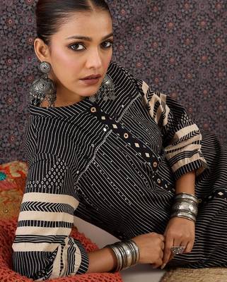 Women Printed Regular Pure Cotton Kurta with Trousers 6