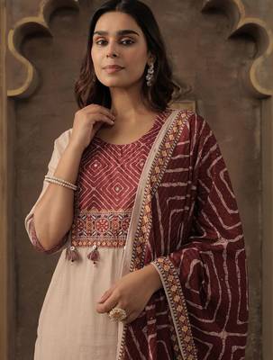 Geometric Yoke Design Thread Work Straight Kurta With Trousers & Dupatta 2
