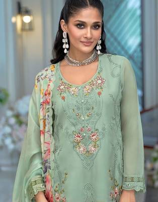 Women Floral Embroidered Regular Thread Work Kurta with Trousers & With Dupatta 6