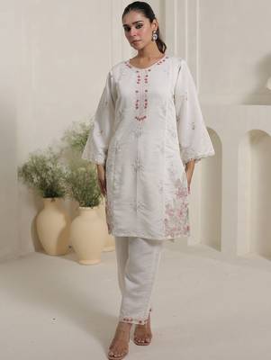 Women Floral Embroidered Kurta with Palazzos 4