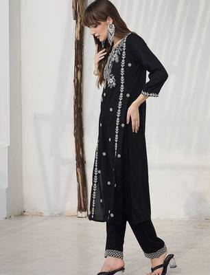 Floral Embroidered Regular Thread Work Kurta With Trousers 3
