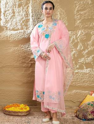 Women Floral Embroidered Regular Thread Work Kurta with Trousers & With Dupatta 1