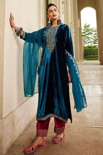 Women Ethnic Motifs Embroidered Regular Sequinned Velvet Kurta with Trousers & With Dupatta
