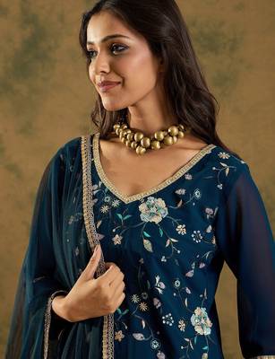 Floral Embroidered Thread Work Regular Sleeves V-Neck Georgette Kurta Set 2