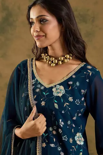 Floral Embroidered Thread Work Regular Sleeves V-Neck Georgette Kurta Set