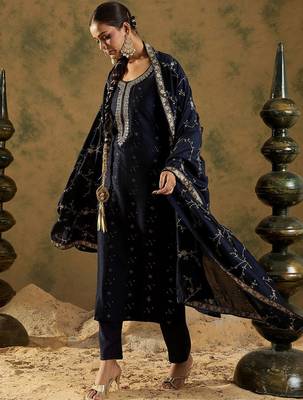 Floral Embroidered Straightf Kurta with Trousers & Dupatta 5