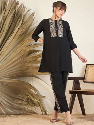 Women Floral Yoke Design Regular Thread Work Kurti with Trousers 1