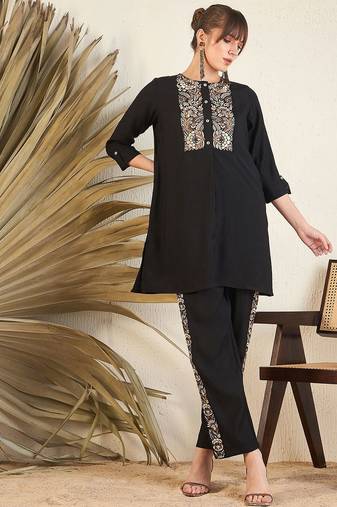 Women Floral Yoke Design Regular Thread Work Kurti with Trousers