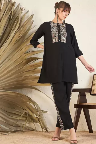 Women Floral Yoke Design Regular Thread Work Kurti with Trousers