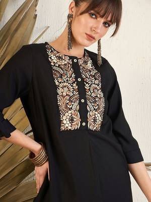 Women Floral Yoke Design Regular Thread Work Kurti with Trousers 2