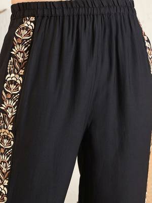 Women Floral Yoke Design Regular Thread Work Kurti with Trousers 4