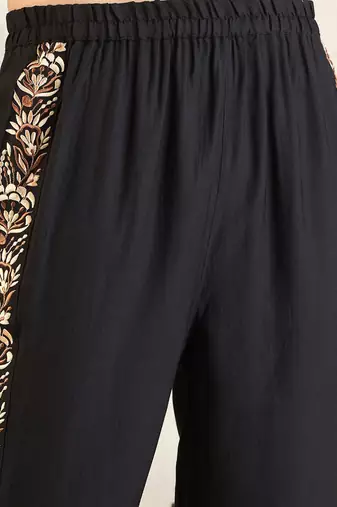 Women Floral Yoke Design Regular Thread Work Kurti with Trousers