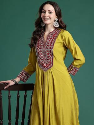Women Ethnic Motifs Embroidered Pleated Mirror Work Kurta with Trousers 2