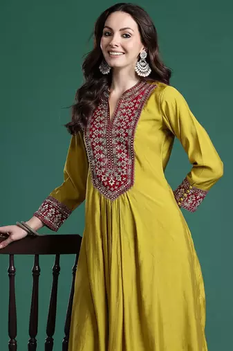 Women Ethnic Motifs Embroidered Pleated Mirror Work Kurta with Trousers