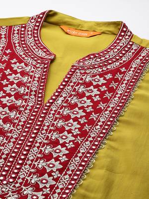 Women Ethnic Motifs Embroidered Pleated Mirror Work Kurta with Trousers 3