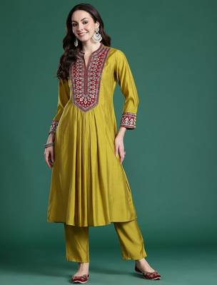 Women Ethnic Motifs Embroidered Pleated Mirror Work Kurta with Trousers 1