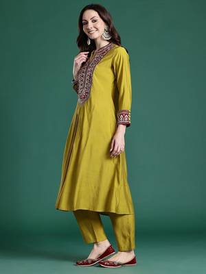 Women Ethnic Motifs Embroidered Pleated Mirror Work Kurta with Trousers 5