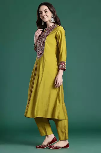 Women Ethnic Motifs Embroidered Pleated Mirror Work Kurta with Trousers