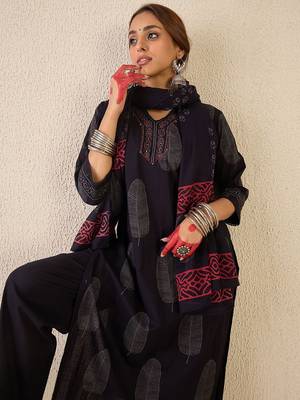 Women Printed  Cotton Kurta with Trousers & With Dupatta 2