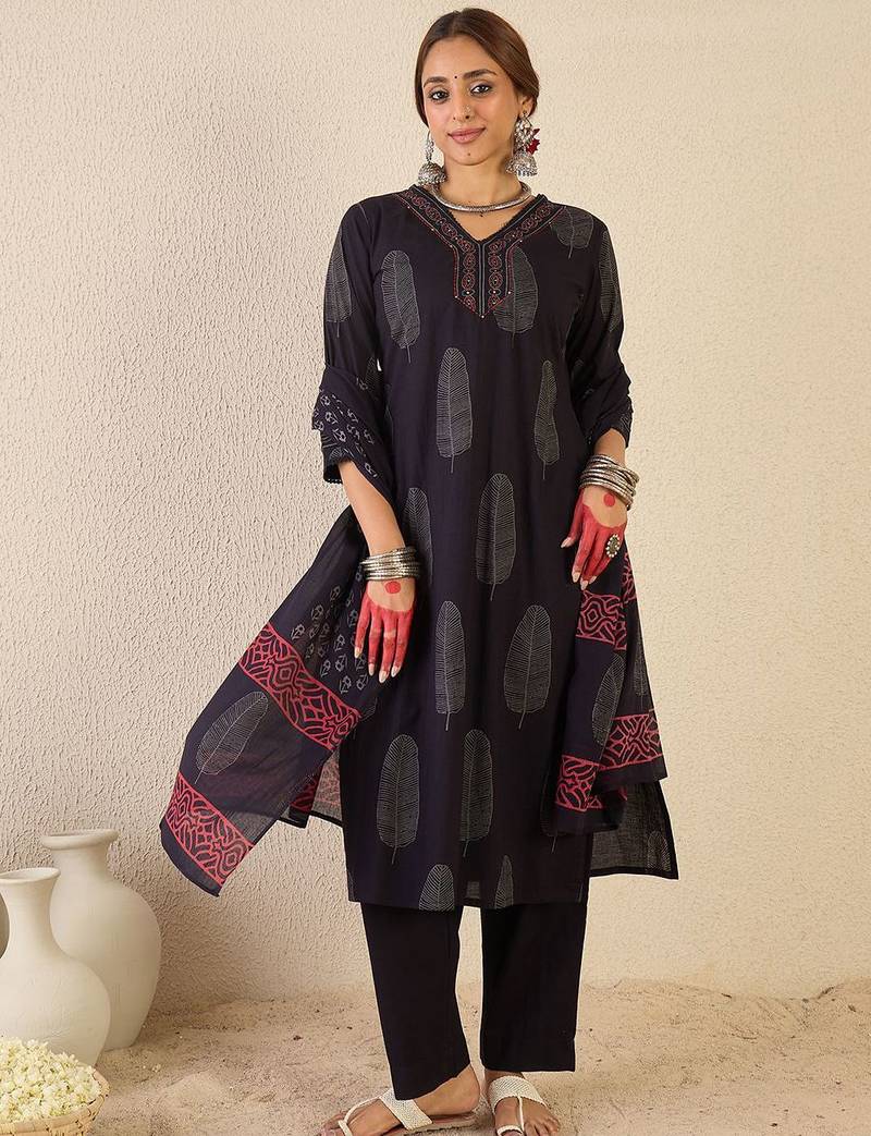 Women Printed Pure Cotton Kurta with Trousers & With Dupatta