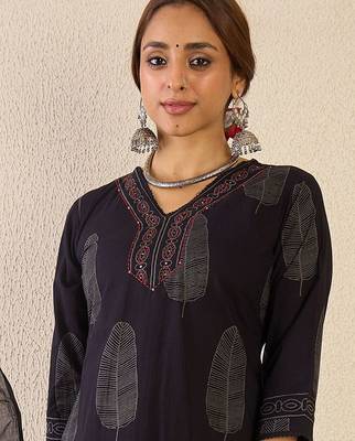 Women Printed  Cotton Kurta with Trousers & With Dupatta 3