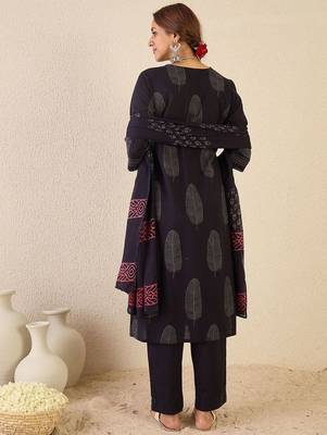 Women Printed  Cotton Kurta with Trousers & With Dupatta 5